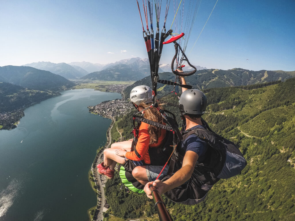 Un pilote survole le lac de Zell avec un passager