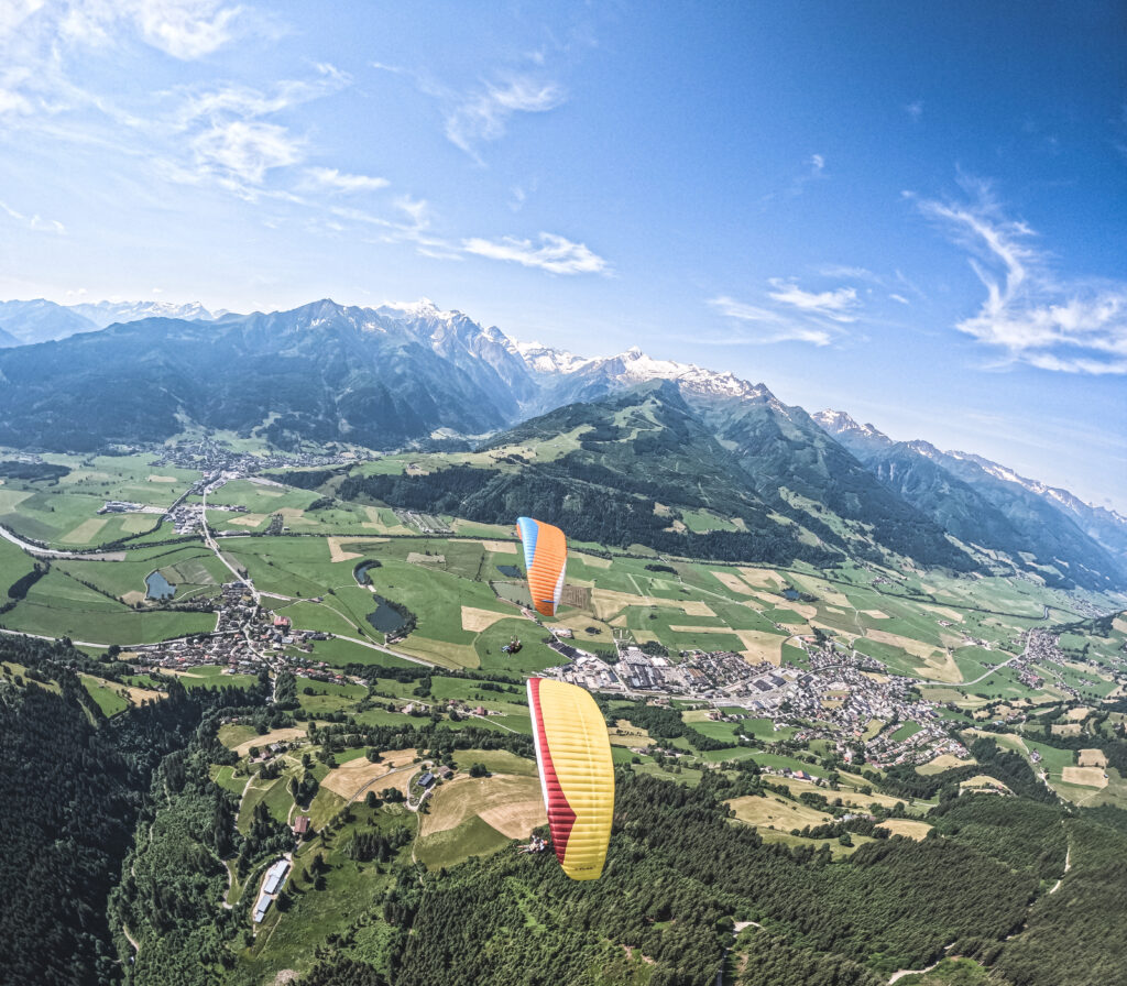 Zwei Tandemschirme über dem Tal von Zell am See