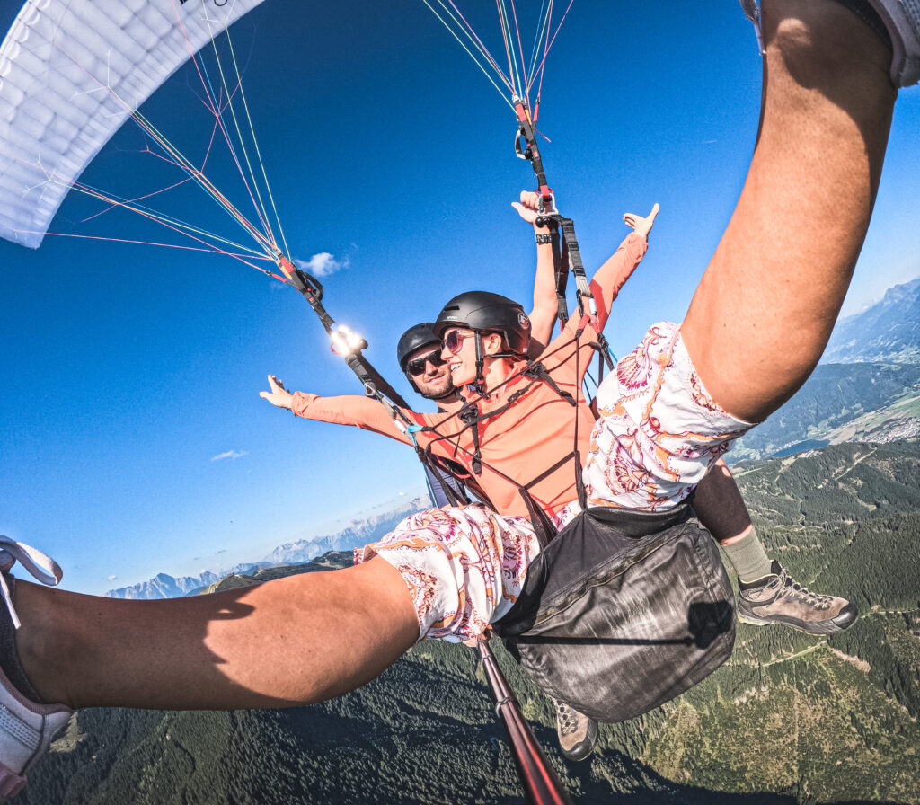 Junge Dame beim Tandemfliegen