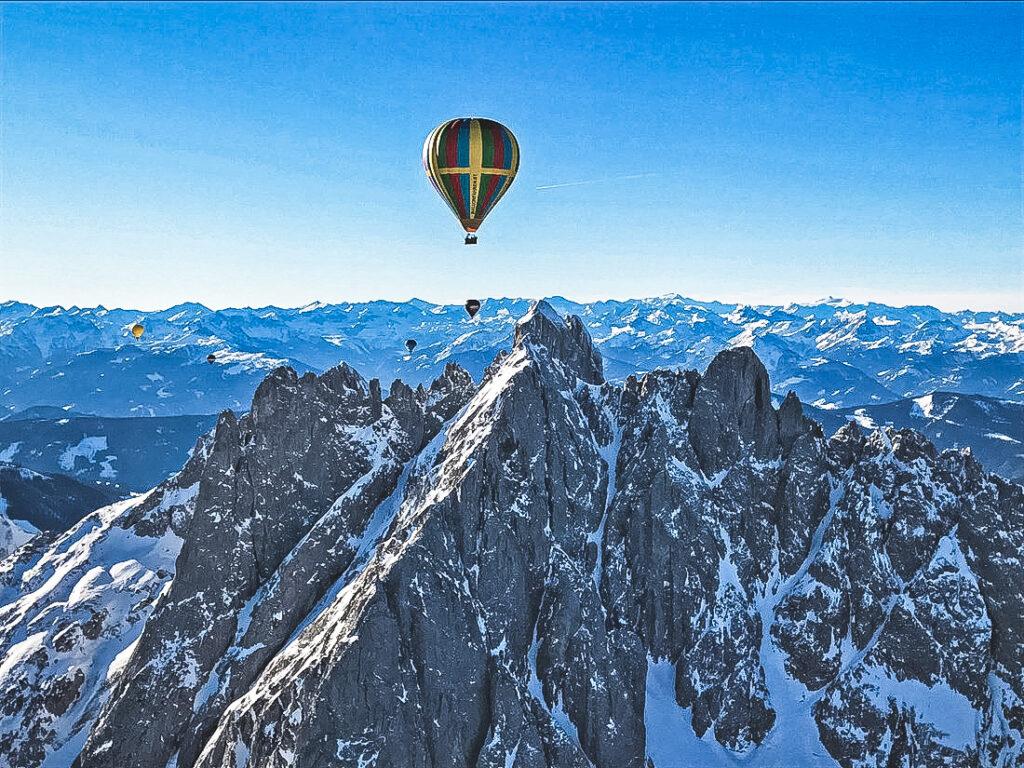Vol en montgolfière en hiver sur fond de montagne