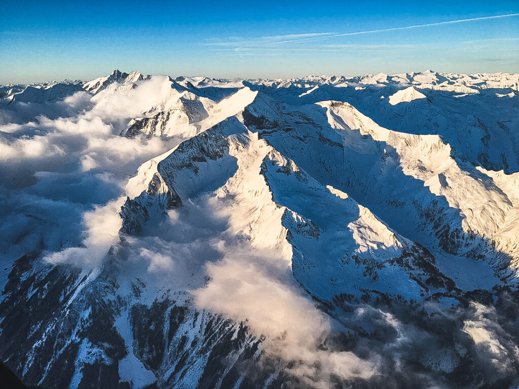Vol en montgolfière en hiver devant un immense paysage de montagne