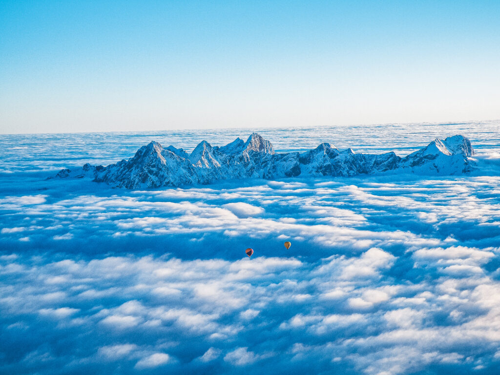 Alpine crossing Ballooning winter