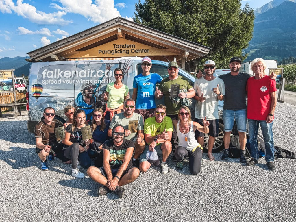 Gruppenfoto vor der Hütte